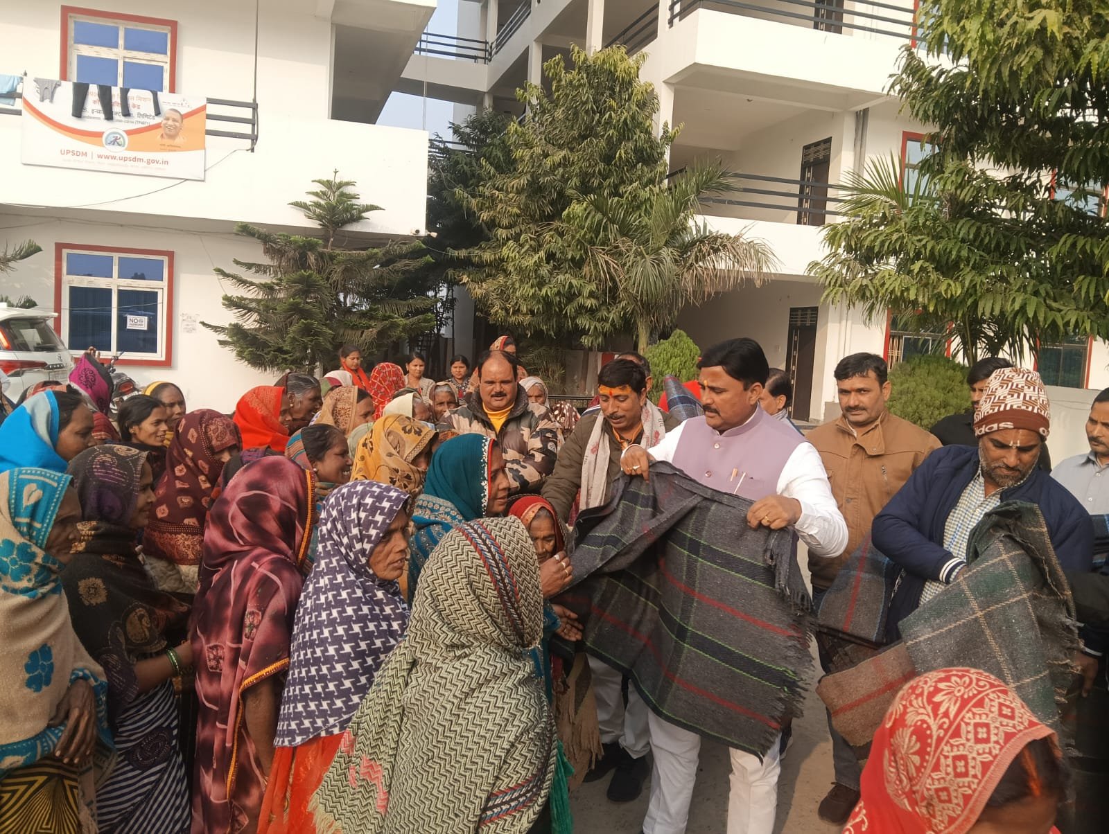 चंदौली में जरूरतमंदों को बांटे गए 500 कंबल : अस्पताल के डायरेक्टर व समाजसेवी डॉ.के एन पांडेय ने कहा- यह ईश्वर की सेवा है