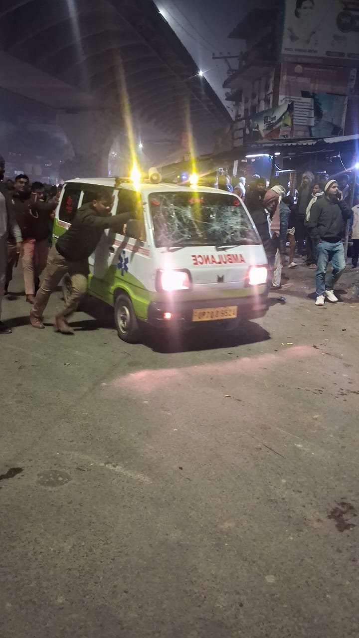 वाराणसी में किशोर का शव रख किया जाम, एंबुलेंस न रुकने पर उग्र भीड़ ने एंबुलेंस का शीशा तोड़, निकाली चाबी, वाहनों की लगी लंबी कतार, समीर को कल बदमाशों ने मारी थी गोली