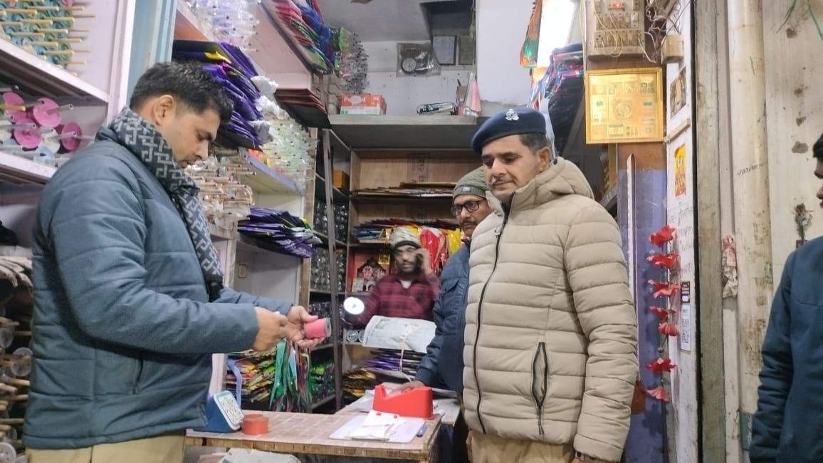 मुगलसराय में चाइनीज मांझे के खिलाफ चला अभियान : दो दर्जन दुकानों की हुई तलाशी, सीओ के नेतृत्व में चलाया गया अभियान,