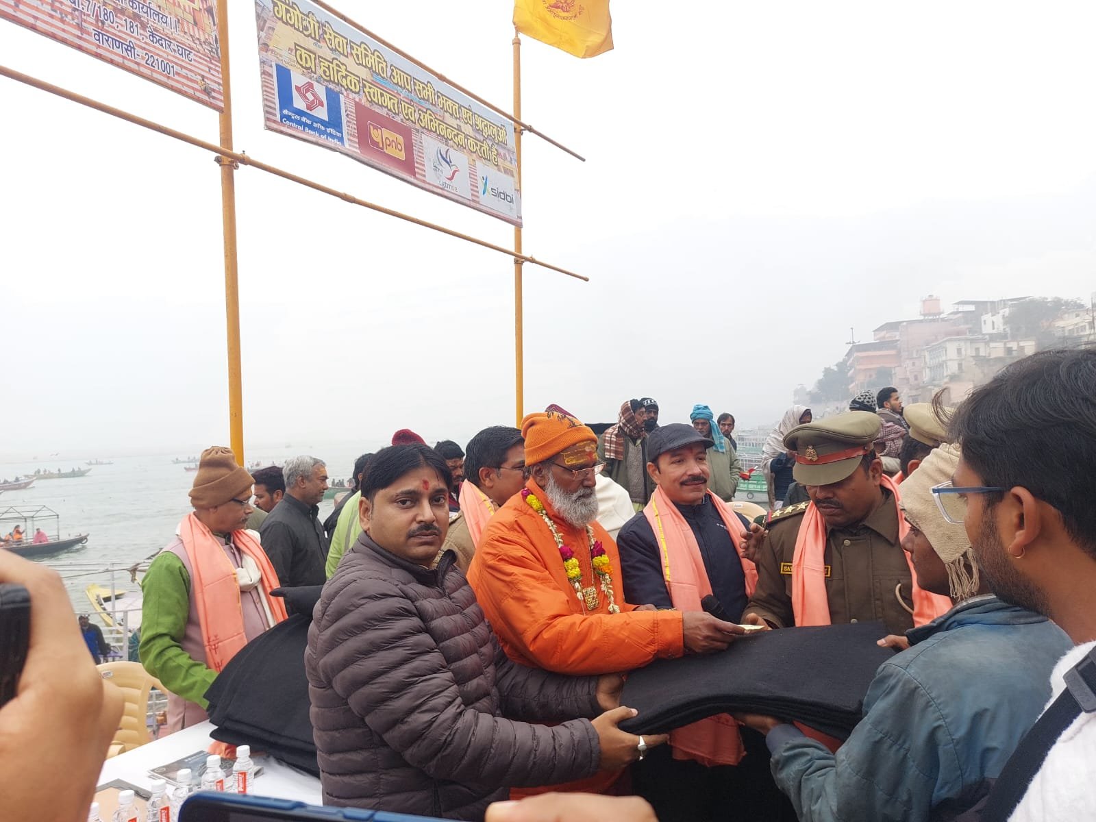 वाराणसी के केदार घाट पर गंगोत्री सेवा समिति का सेवा अभियान, जरूरतमंदों को बांटे गए नि:शुल्क कंबल