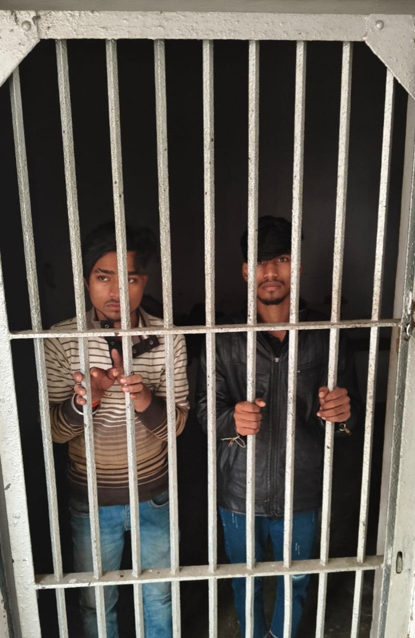 Mirzapur News : कोतवाली के सामने रील बनाने पर दो युवक गिरफ्तारः इंस्टाग्राम पर व्यूज बढ़ाने को लेकर भोजपुरी गाने पर बनाए थे वीडियो, शांतिभंग में पुलिस ने जेल भेजा