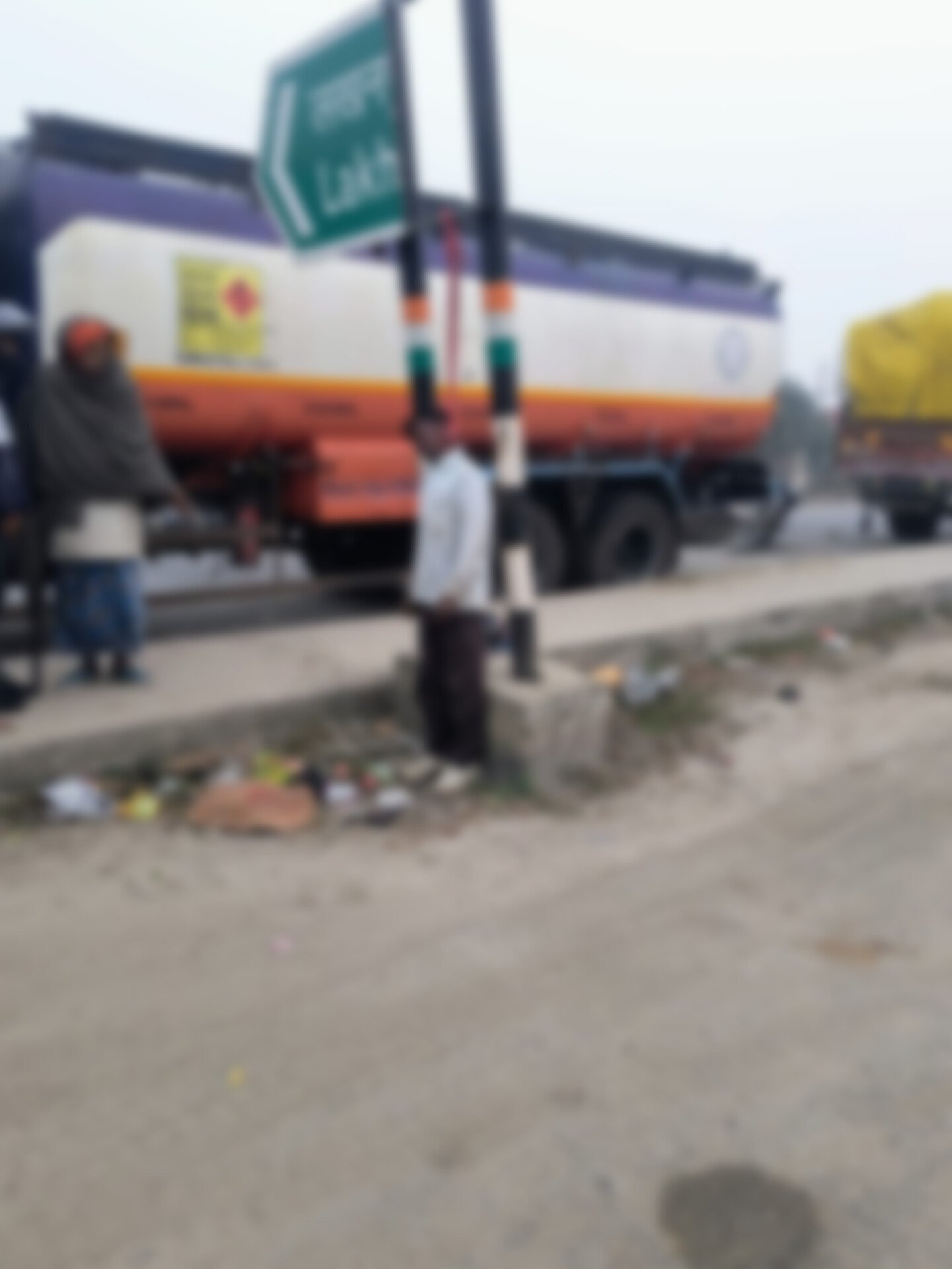 हाईवे पर बने दिशा सूचक बोर्ड के खम्भे से लटककर अधेड़ ने दी जानः मृतक के जेब से आधार कार्ड व नगदी बरामद, पुलिस ने शव को भेजा जिला अस्पताल