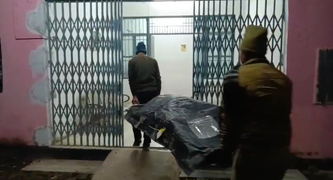 चंदौली गंगा किनारे मिला अज्ञात युवक का शवः पुलिस कर रही शिनाख्त की कोशिश, शव को भेजा गया पोस्टमार्टम हाउस