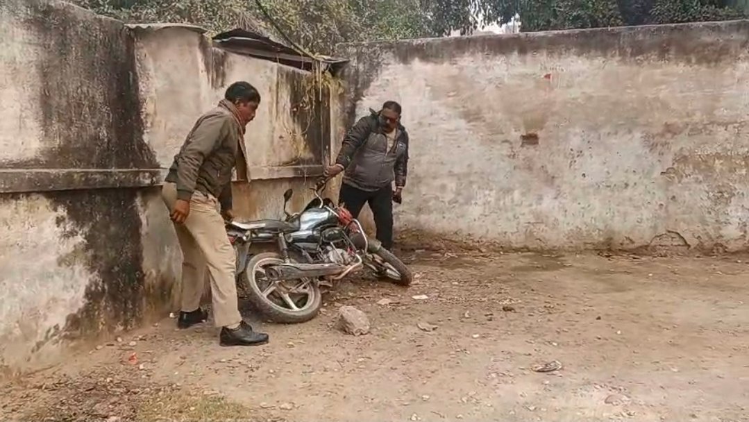 Chandauli News : मुगलसराय रेलवे इंडियन गैस कोऑपरेटिव के पास लावारिस बाइक मिली: जांच में जुटी पुलिस, कई एंगल से हो रही पड़ताल