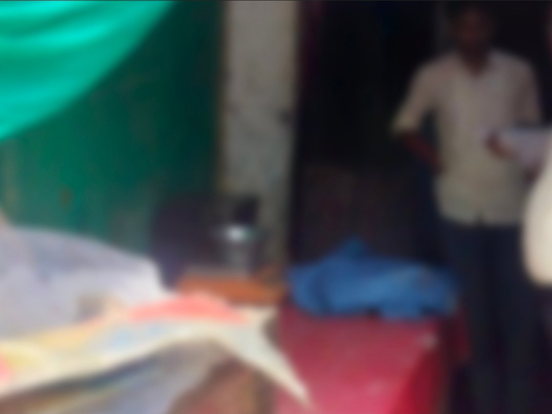 मुग़लसराय में अवैध चिकन और मटन शॉप पर चला प्रशासन का हंटर तो दुकान बंद कर घरों में काटने लगे चिकन-मटन, दुर्गंध से मोहल्लावासी परेशान