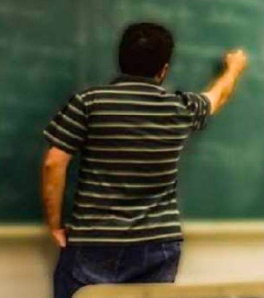 5वीं की छात्रा से अश्लील हरकत करने वाले प्राथमिक विद्यालय के शिक्षक को थाने लाई पुलिस, घुरहूपुर प्राथमिक विद्यालय के छात्रा ने लगाया आरोप, जाने क्या है पूरा मामला….