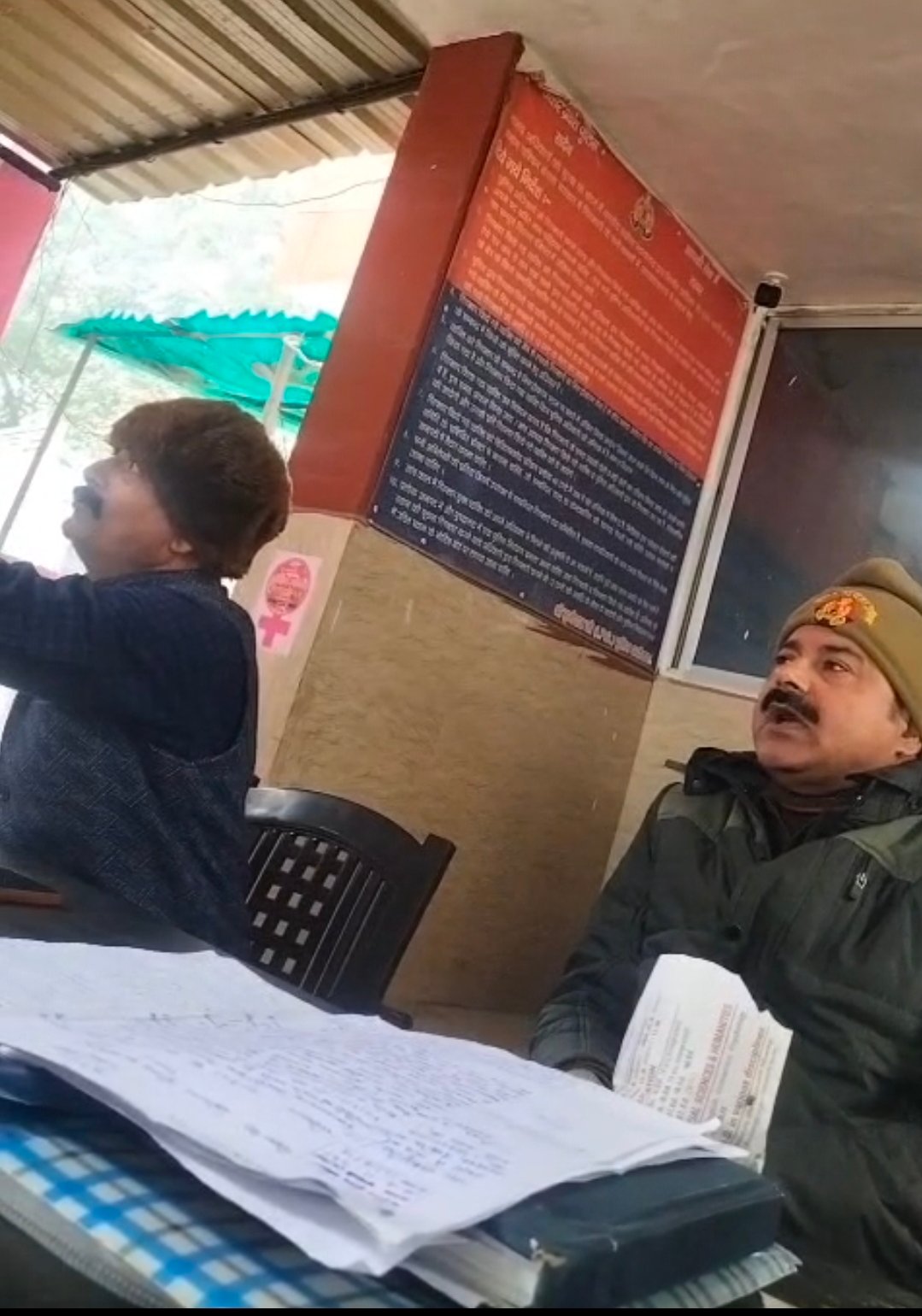 सकलडीहा कोतवाली में बीट दरोगा फरियादियों को दे रहे गाली, वीडियो हुआ वायरल, दूसरे दारोगा जी चाप रहे बैठे-बैठे चना, कहां गई सीएम योगी के जीरो टॉलरेंस की नीति?