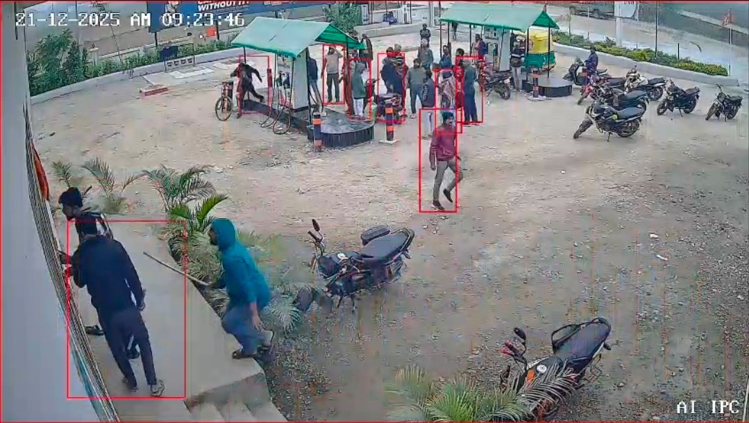 चंदौली में पेट्रोल पंप कर्मचारी को दबंगों ने जमकर पीटा, सीसीटीवी में कैद हुईं मारपीट की घटना, पीड़ित की तहरीर पर मुकदमा दर्ज