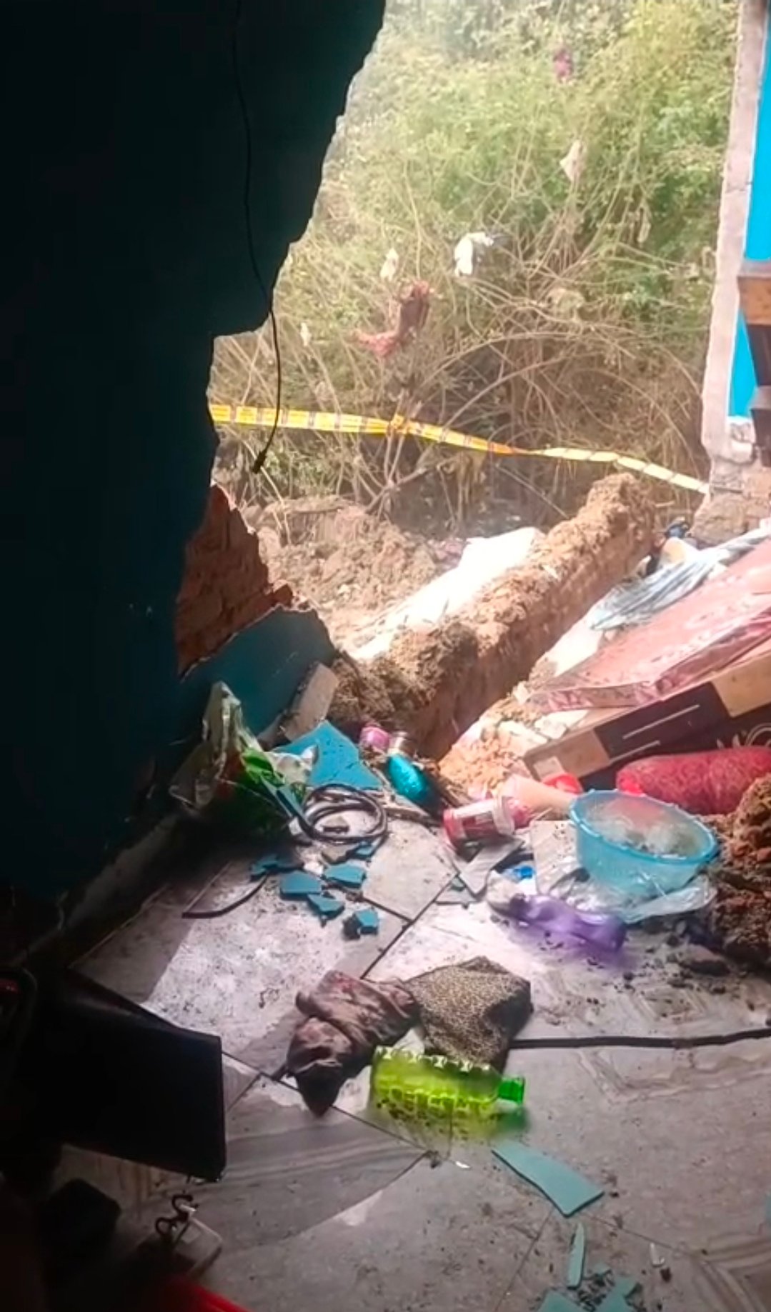 चंदौली जिले से बड़ी खबर, मोहरगंज में हुआ धमाका: किन्नरों के मकान पर बम से हमला करने की चर्चा, दीवार उड़ी- दहली तीन मंजिला इमारत. नजदीकी पर शक, मौके पर बुलाया गया बम निरोधक दस्ता