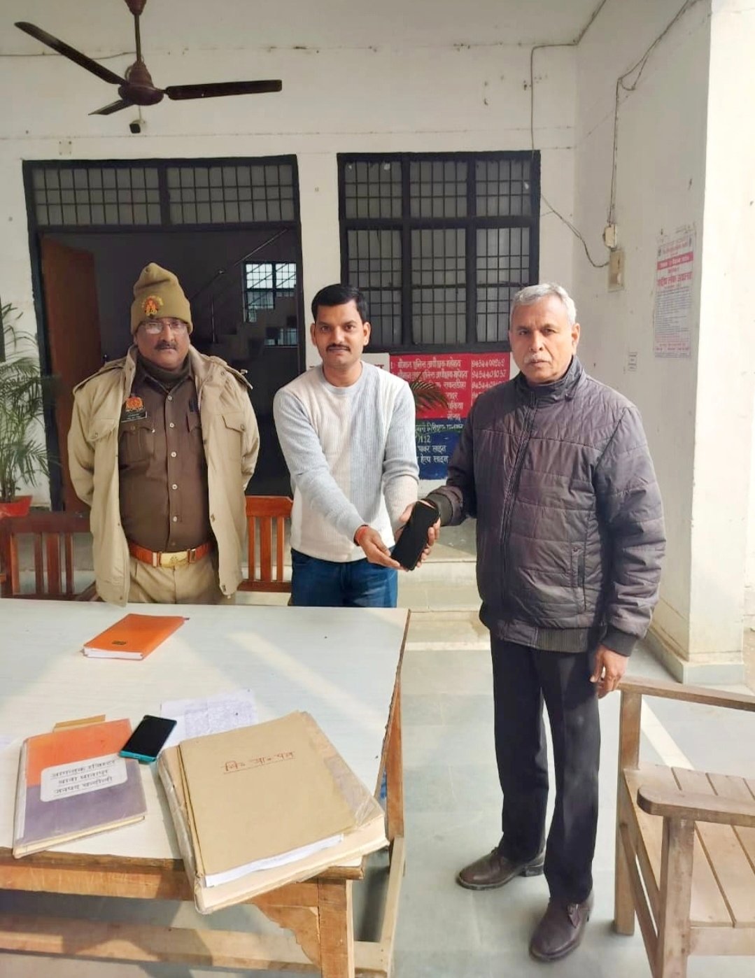 धानापुर पुलिस ने गुम मोबाइल CEIR पोर्टल से खोजकर मालिक को सौंपा: दो माह में 10 मोबाइल बरामद कर चुकी है पुलिस, चोरी या गुम हो गया मोबाइल? चिंता न करें, CEIR पोर्टल तुरंत खोज देगा आपका फ़ोन, पढ़े खबर…..