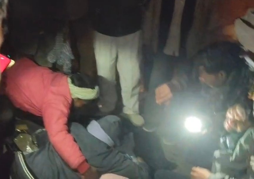 चंदौली में बाइक सवार को डंपर ने मारी टक्कर: बाइक सवार पल्लेदार की हुई मौत, आक्रोशित परिजनों ने शव सड़क पर रखकर किया जाम, मौके पर भारी पुलिस बल