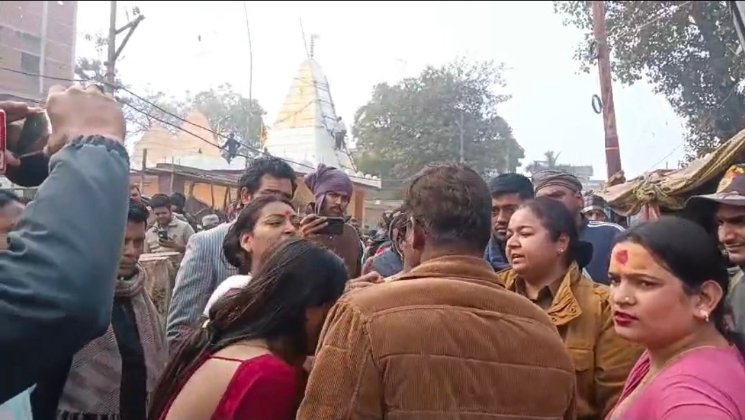 किन्नरों ने बलुआ थाने का घेराव कर किया हंगमा, मुख्य अभियुक्तों को गिरफ्तारी और बुलडोजर चलाने की कर रहे मांग, प्रदर्शन कर रहे किन्नरों ने कहाँ—घूसखोरी नहीं मुझे इंसाफ चाहिए