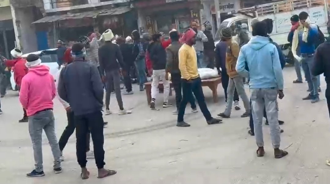 चहनियाँ चौराहे पर युवक का शव रखकर किया जाम: पुलिस मुर्दाबाद के लगाए नारे, कल ट्रैक्टर से दबाकर हुई थी युवक की मौत
