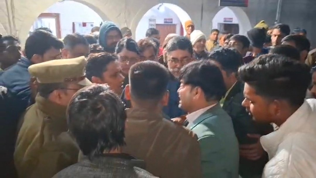 केजी नंदा हॉस्पिटल हंगामा मामला: वीडियो सामने आने से बदला घटनाक्रम, डॉक्टर के आरोपों पर उठे सवाल… पढ़े क्या है पूरा मामला