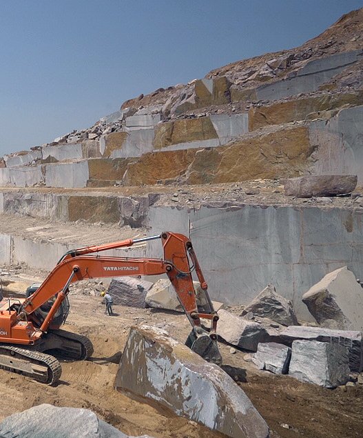 मारकुंडी खदान और अहरौरा हादसे के बाद 37 पत्थर खदानों में खनन कार्य पर लगा रोक, DGMS ने सुरक्षा मानकों की अनदेखी करने पर खदानों में लगाई रोक