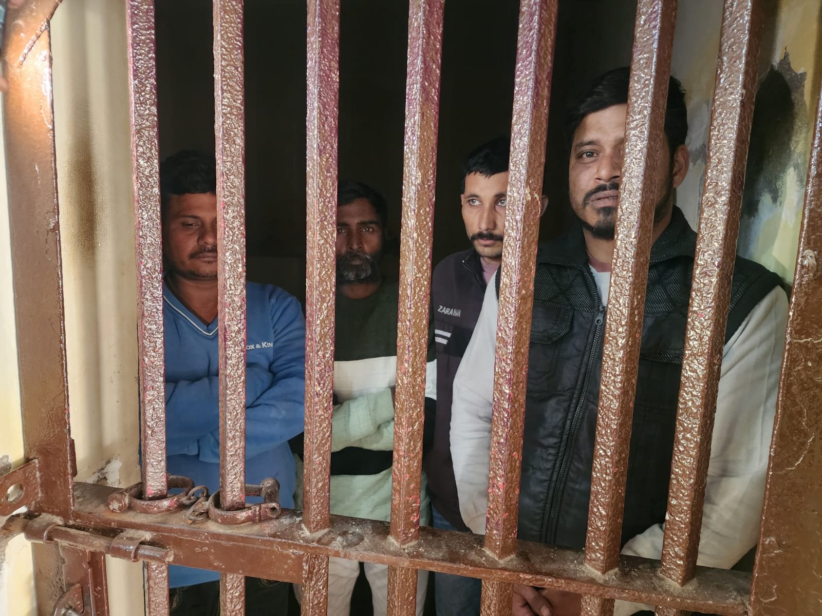 ऑटो चालक और कंडक्टर के बीच बहसबाजी का वीडियो वायरल होने पर पुलिस ने की कार्रवाई : चार को किया गिरफ्तार, मुग़लसराय स्टेशन गेट पर ई-बस कंडक्टर को हड़काने का वीडियो हुआ था वायरल