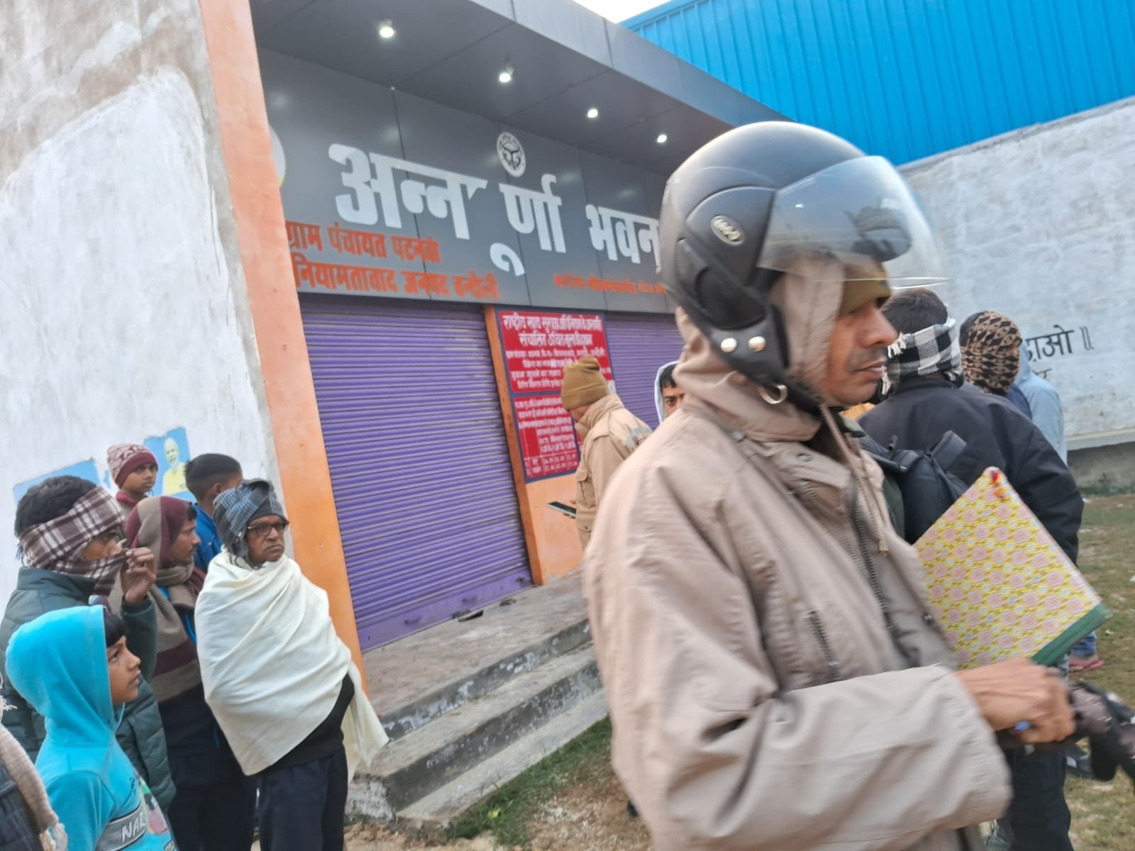 चंदौली पुलिस को देखकर भागे चोर : सरकारी ग़ल्ले की दुकान से चोरों ने 76 बोरी खाद्यान चुराया, 1 किलोमीटर तक पुलिस ने पीछा किया, कोहरे का फायदा उठाकर चोर हुए फरार