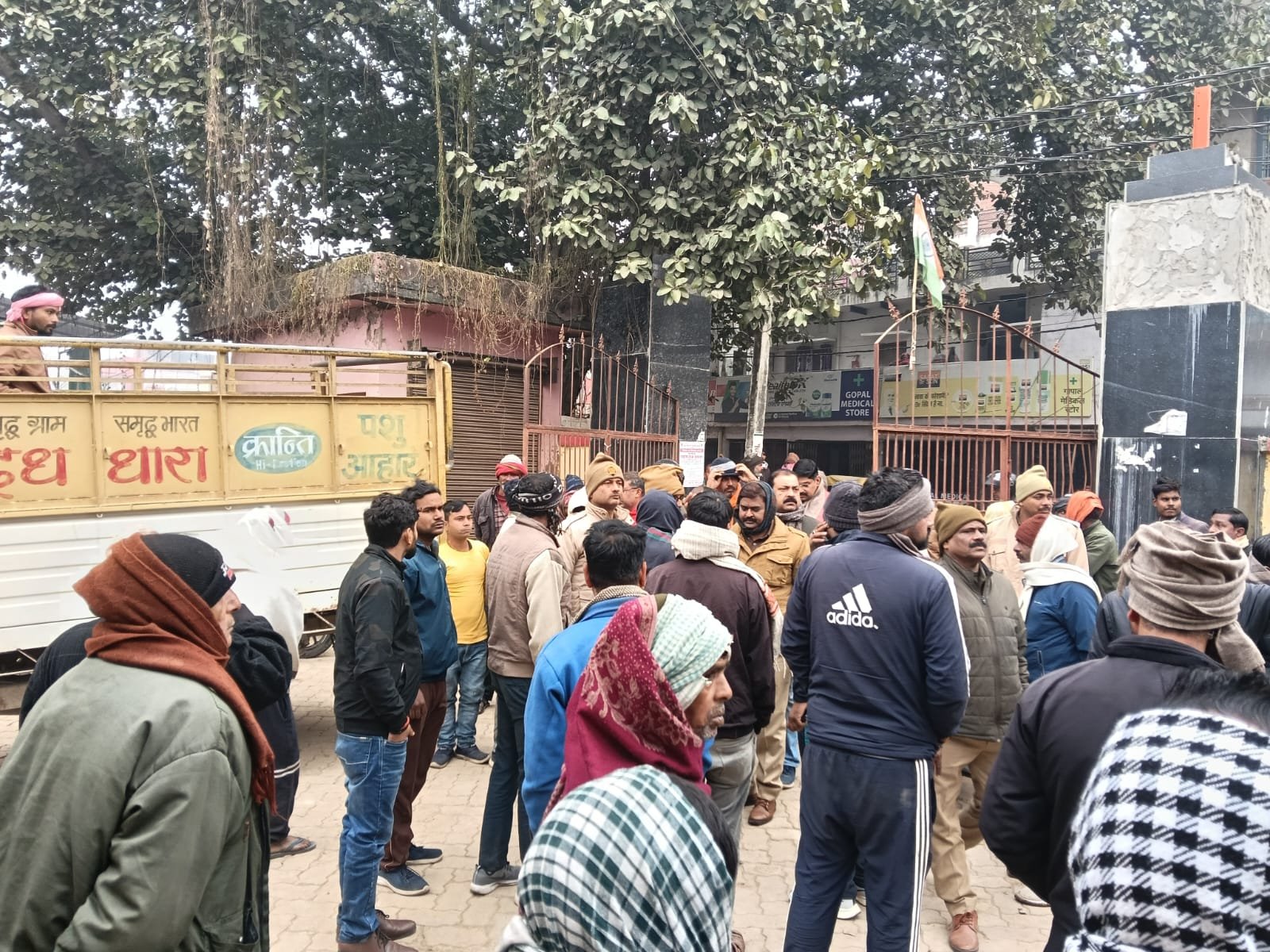 सकलडीहा-चहनियाँ मार्ग पर अज्ञात वाहन ने वृद्ध को मारी टक्कर,  अस्पताल जाते ही मौत, परिवार में मचा कोहराम