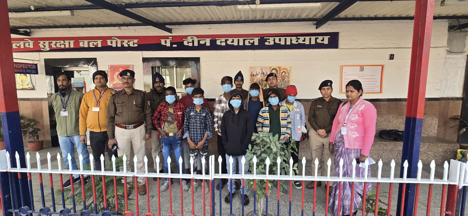 अजमेर-सियालदह एक्सप्रेस के सामान्य कोच में सफर कर रहे थे आठ नाबालिक बच्चे : RPF ने रेस्क्यू कर चाइल्ड लाइन को सौंपा, घर से गुस्सा होकर अजमेर नौकरी करने जा रहे थे नाबालिक बच्चे