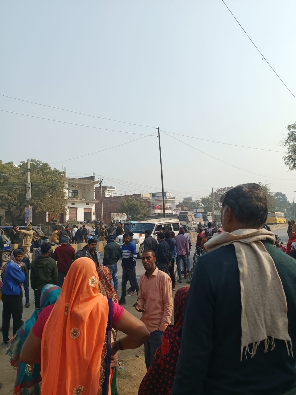 अलीनगर इलाके में अनियंत्रित कार सवार पुलिसकर्मी ने पैदल चल रहे लोगों को मारी जोरदार टक्कर, महिला समेत तीन घायल, पुलिसकर्मी अलीनगर थाने में तैनात है