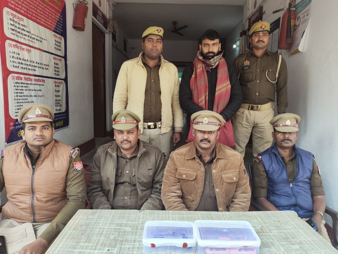 चंदौली बिंग ब्रेकिंग… चर्चित किन्नर के घर बम धमाका करने वाला 50 हजार का इनामी अभिषेक को पुलिस ने पकड़ा, चार जिलेटिन रॉड (विस्फोटक पदार्थ), 32 बोर का तमंचा और तीन कारतूस बरामद-