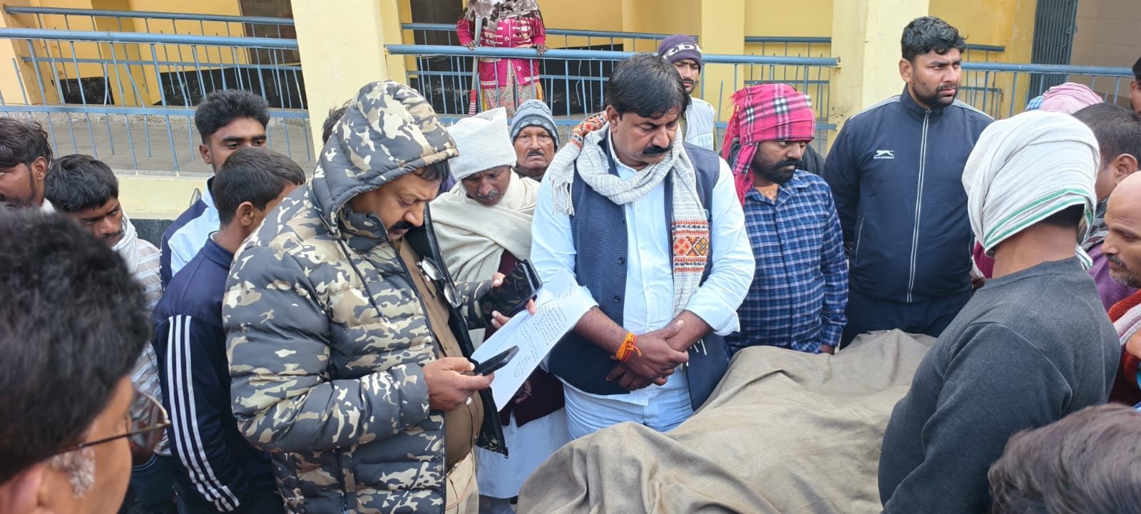 ड्यूटी के दौरान संविदा परिचारक की संदिग्ध परिस्थितियों में मौत : मचा हड़कंप, जांच में जुटी धानापुर पुलिस