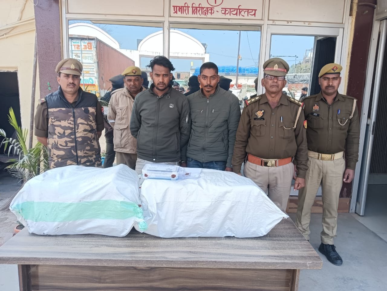 अलीनगर पुलिस ने 30 किलो गांजे के साथ दो तस्कर को किया गिरफ्तार, रांची से वाराणसी सप्लाई करते थे गांजे की खेप
