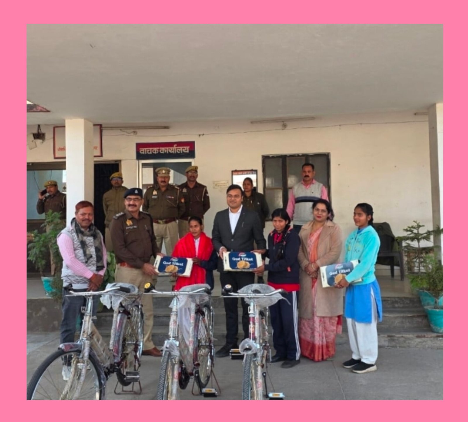 चंदौली में गरीब मेधावी छात्राओं को साइकिल की सौगात : सूर्य हॉस्पिटल के डॉ. गौतम त्रिपाठी ने आर्थिक रूप से कमजोर छात्राओं को बांटी साइकिल