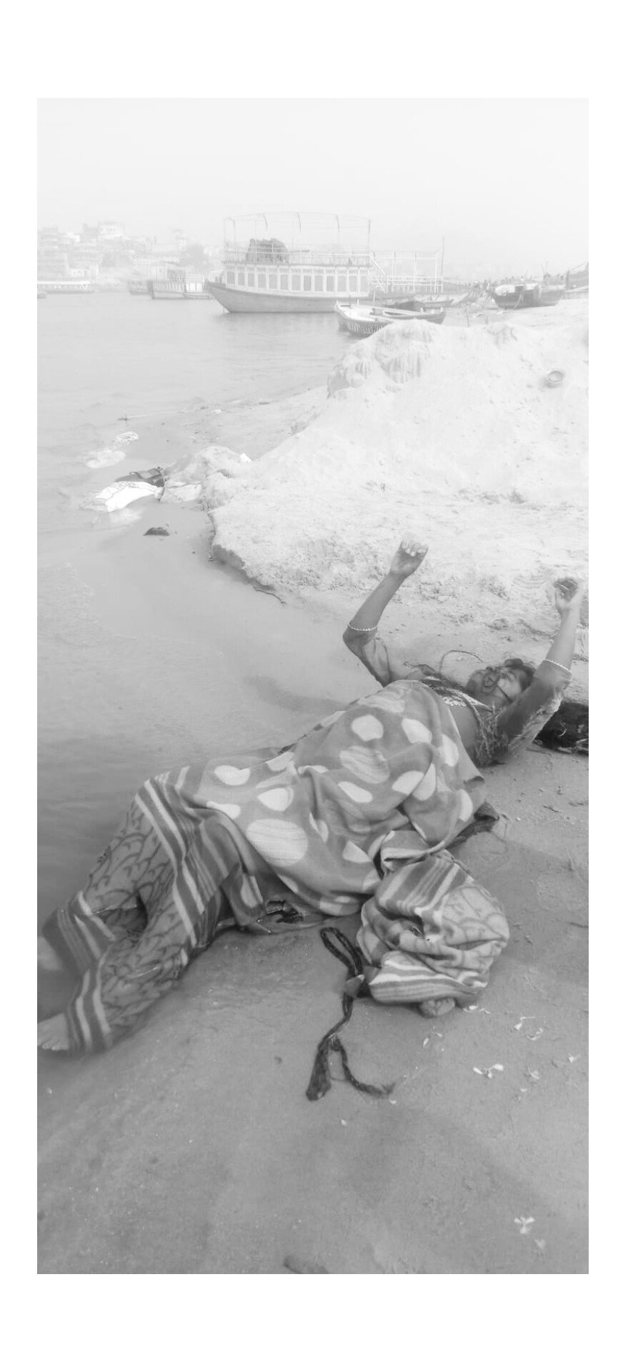 चंदौली में गंगा किनारे मिला अज्ञात महिला का शव: स्थानीय लोगों ने पुलिस को दी सूचना, पहचान में जुटी पुलिस