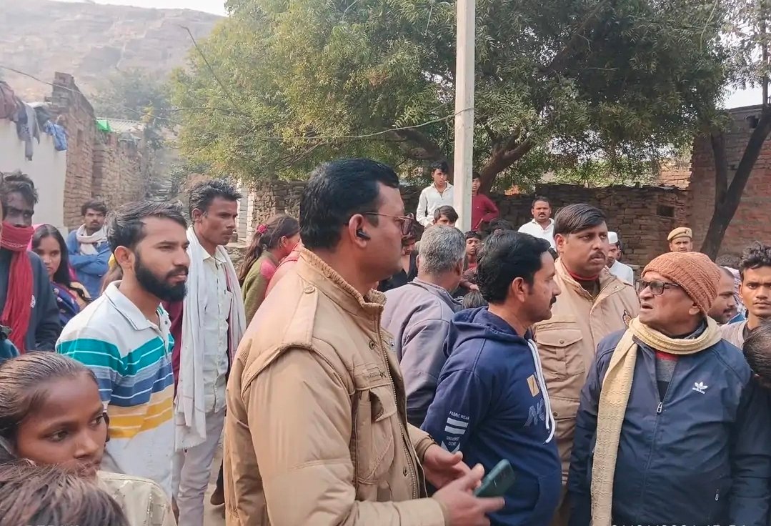 अदलहाट में बड़ा हादसा: कंबल वितरण के दौरान लखनऊ नंबर की पुलिस लिखी कार ने 6 लोगों को कुचला, चंदौली के युवक की दर्दनाक मौत, गुस्साए लोगों ने पुलिस चौकी में की तोड़फोड़