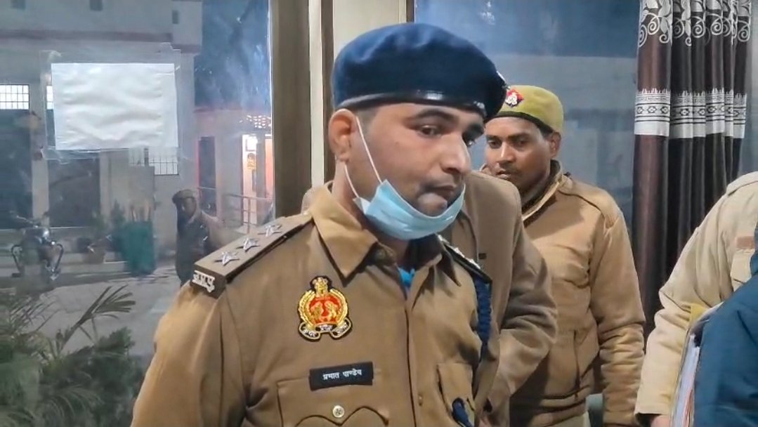 चंदौली का ड्राइवर लेकर मऊ में फर्जी डीएसपी की वर्दी पहना प्रभात पांडे चढ़ा पुलिस के चढ़ा हत्थे : 15 साल पुरानी मोहब्बत की तलाश में फर्जी CO बनकर घूम रहा था शख्स