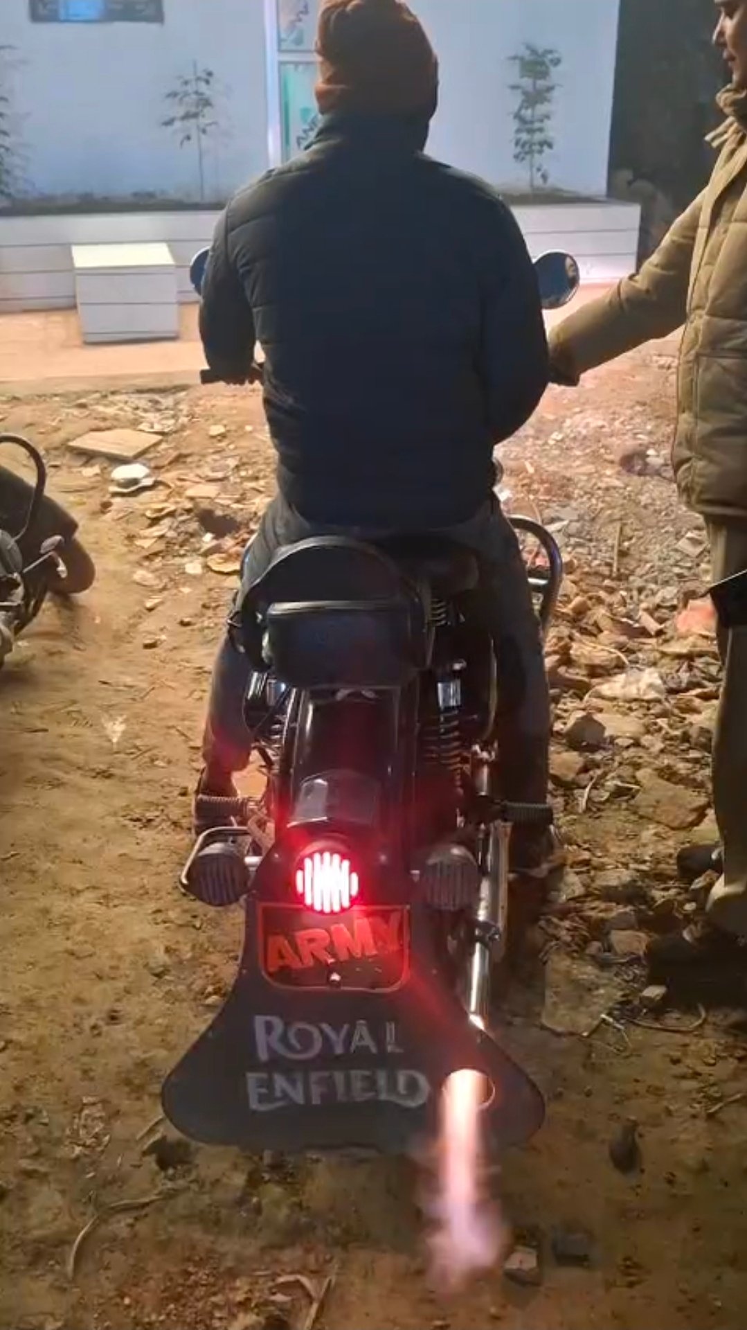 मुगलसराय में ‘आग उगलती’ बुलेट ने मचाया हड़कंप, गोली जैसी आवाज और चिंगारी देख पुलिस भी रह गई दंग. पी सेवन न्यूज पर पढ़ें खास खबर…