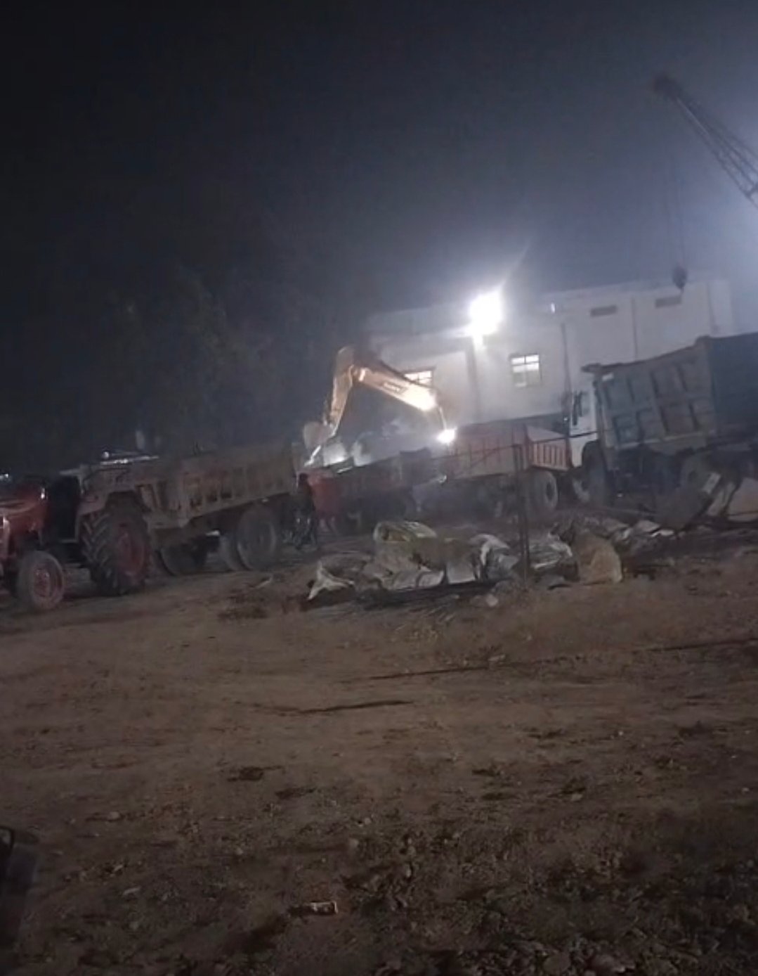 बनारस में चल रहा करोड़ों का मिट्टी खनन का खेल, आदमपुर में सरकारी निर्माण की आड़ में खनन माफिया सक्रिय, जेसीबी–हाइवा लगा कर निकाल रहे मिट्टी