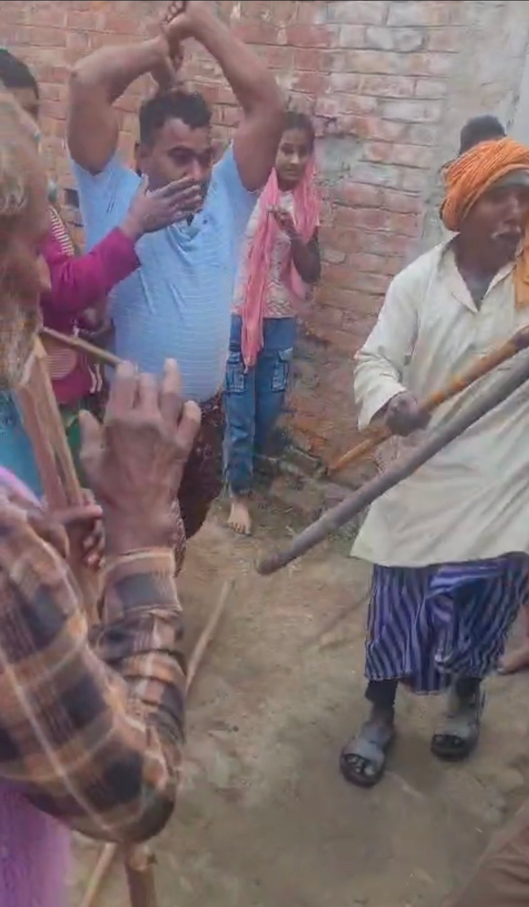 चंदौली में पतंग लूटने को लेकर महिलाएं और पुरुषों में मारपीट : एक दूसरे के बाल खींचे, जमकर चले लाठी-डंडे, मारपीट का वीडियो हुआ वायरल, पुलिस ने तीन को भेजा जेल