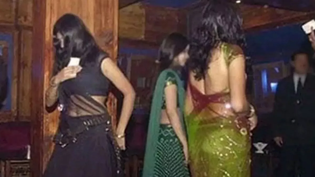 बनारस ब्रेकिंग: लंका के रेनबो गेस्ट हाउस में अनैतिक देह व्यापार का खुलासा, 3 युवतियां और दलाल समेत 7 गिरफ्तार