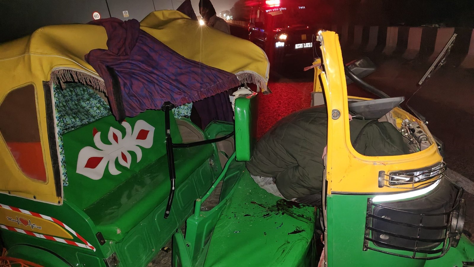 चंदौली में सड़क हादसा: बेकाबू ऑटो ने अज्ञात वाहन में मारी टक्कर, शादी से लौट रहे थे चार लोग, ऑटो में सवार एक की मौत, तीन घायल