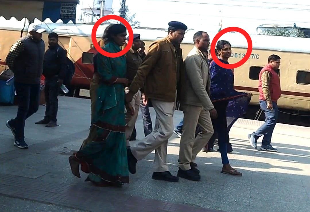 चंदौली में P7 न्यूज़ की खबर का बड़ा असर : डीडीयू जक्शन पर यात्रियों से जबरन वसूली करने वाले 12 किन्नर भेजे गए जेल, डीडीयू स्टेशन और ट्रेनों में मचाया था उत्पात