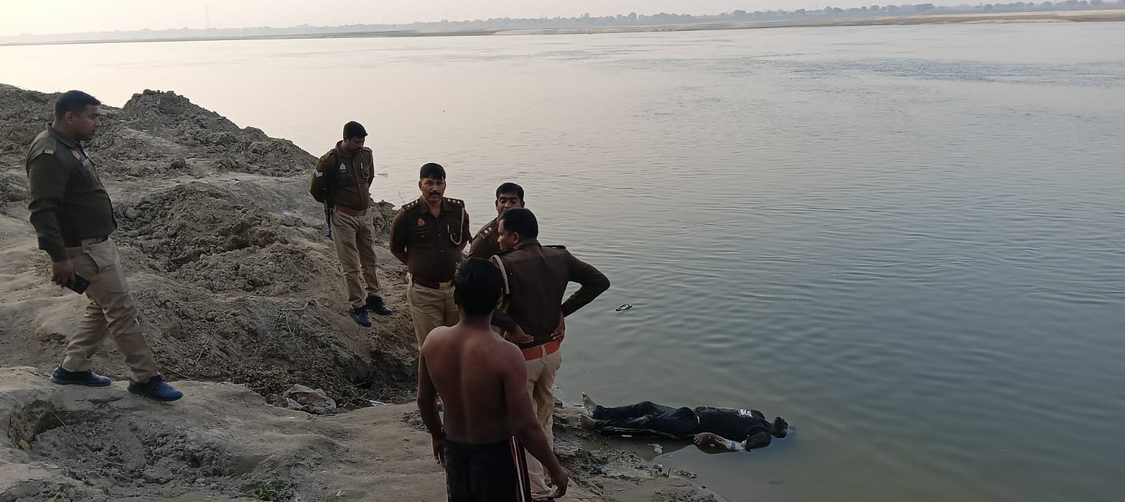 चंदौली में गंगा किनारे मिला अज्ञात युवक का शव: स्थानीय लोगों ने पुलिस को दी सूचना, पहचान में जुटी पुलिस