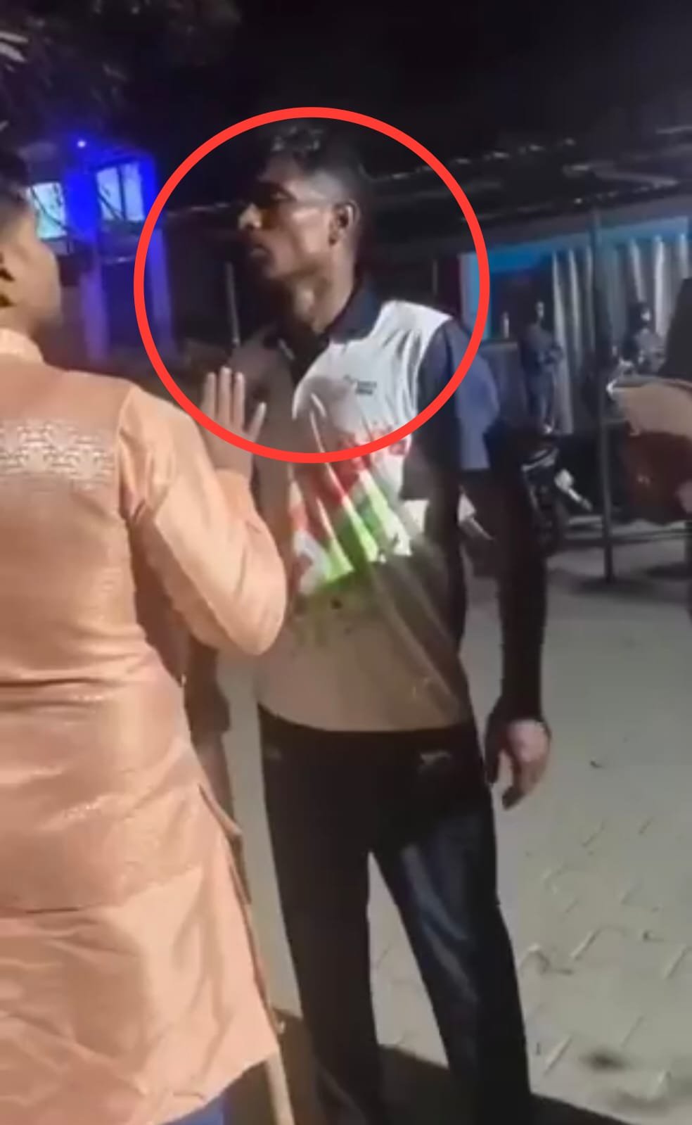 गाजीपुर का गालीबाज सिपाही… एक्सीडेंट के बाद थाने पहुंचे लोगों से कहा भीड़ हटाओ भो… वालों, थाने पहुंचे पुलिसकर्मी से पूछा- आश्रित कोटा के हो, वीडियो वायरल