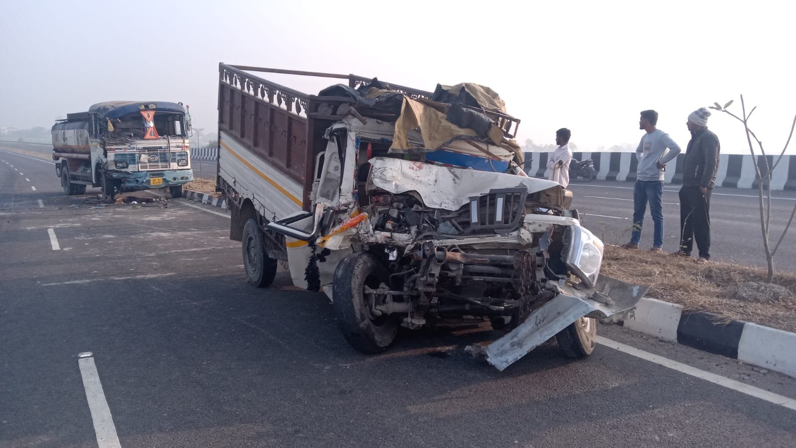 चंदौली के कोरी गांव के पास ट्रैंकर-पिकअप में हुईं भिड़ंत: केबिन में फंसा रहा चालक, जेसीबी से निकाला गया, अस्पताल में भर्ती