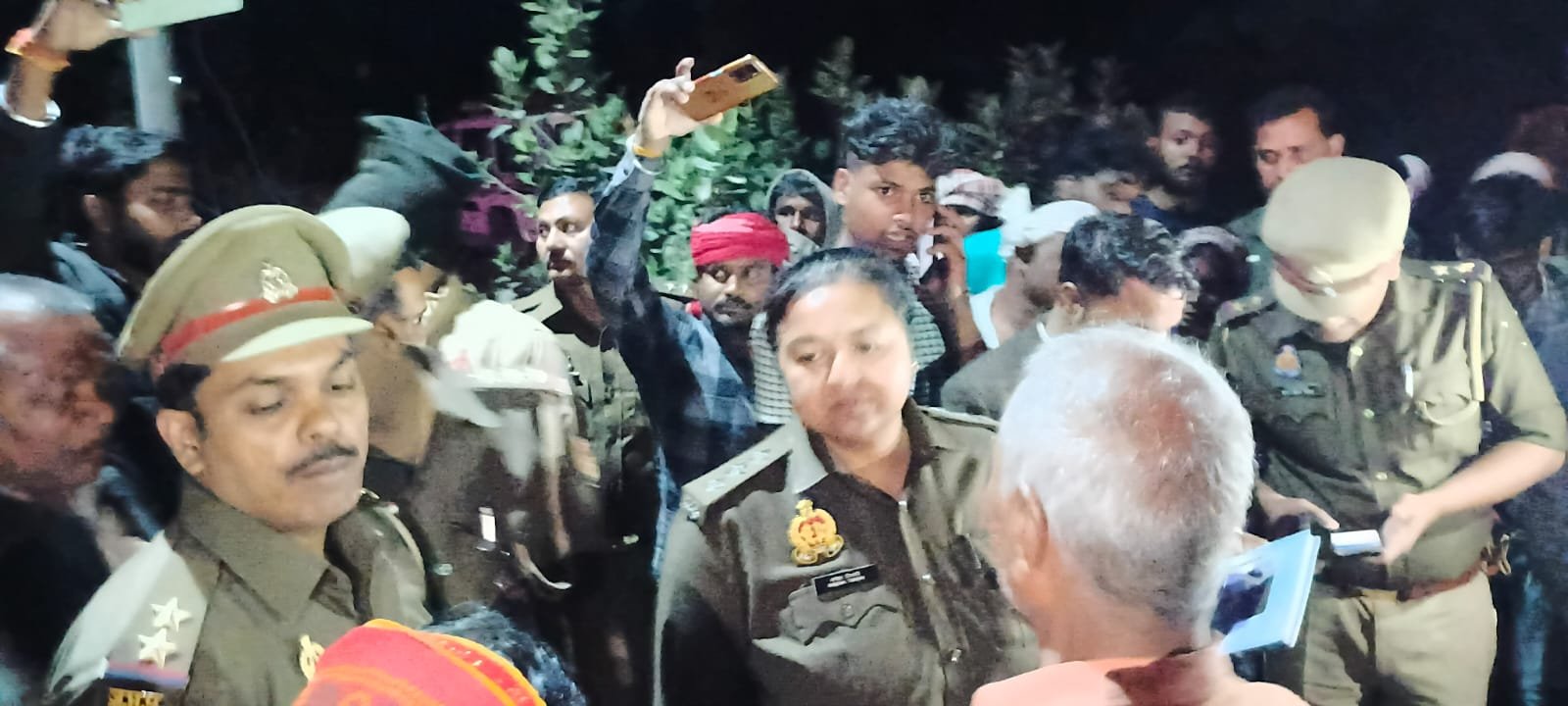 चंदौली के धीना में किशोर की मौत के बाद हंगामा: मुआवजे को लेकर आक्रोशित परिजनों ने रोड किया जाम, खेल-खेल में घायल किशोर की इलाज के दौरान हुई थी मौत