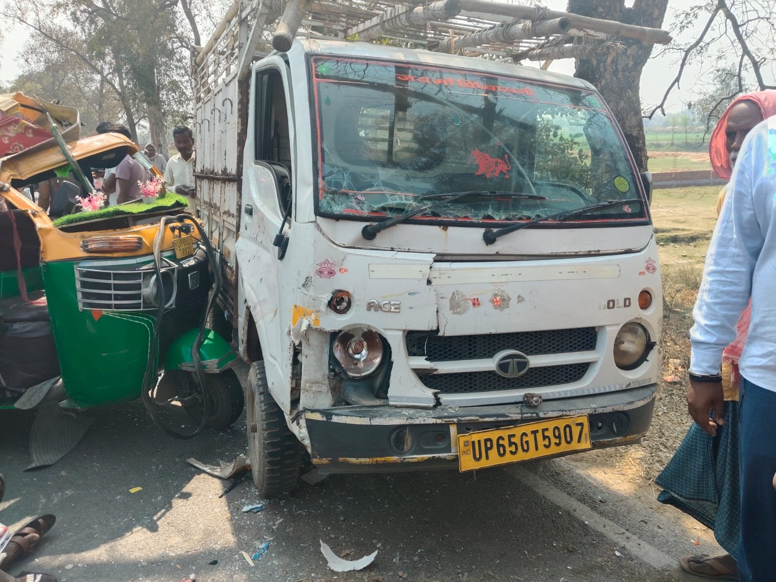 मुगलसराय-चकिया मार्ग पर भीषण सड़क हादसा: अनियंत्रित ऑटो पिकअप से टकराई, हादसे में एक की मौत, चार घायल