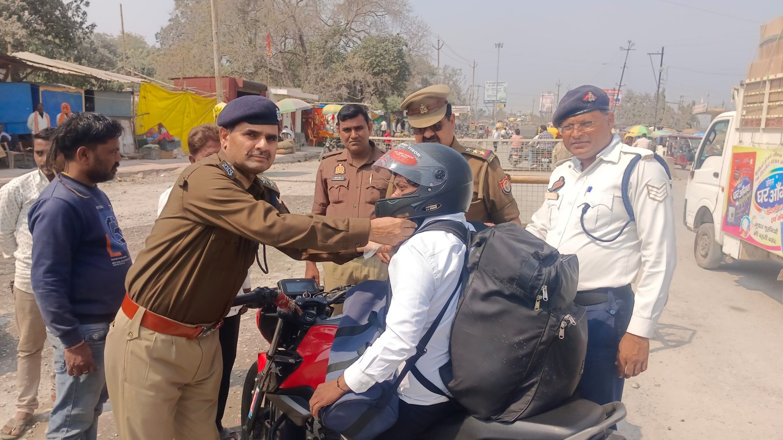चंदौली में बाइक सवार को यातायात सीओ कृष्ण मुरारी ने पहनाया हेलमेट: पहले बाइक सवार को रोका, जांच की और मुक्त में दे दिया हेलमेट