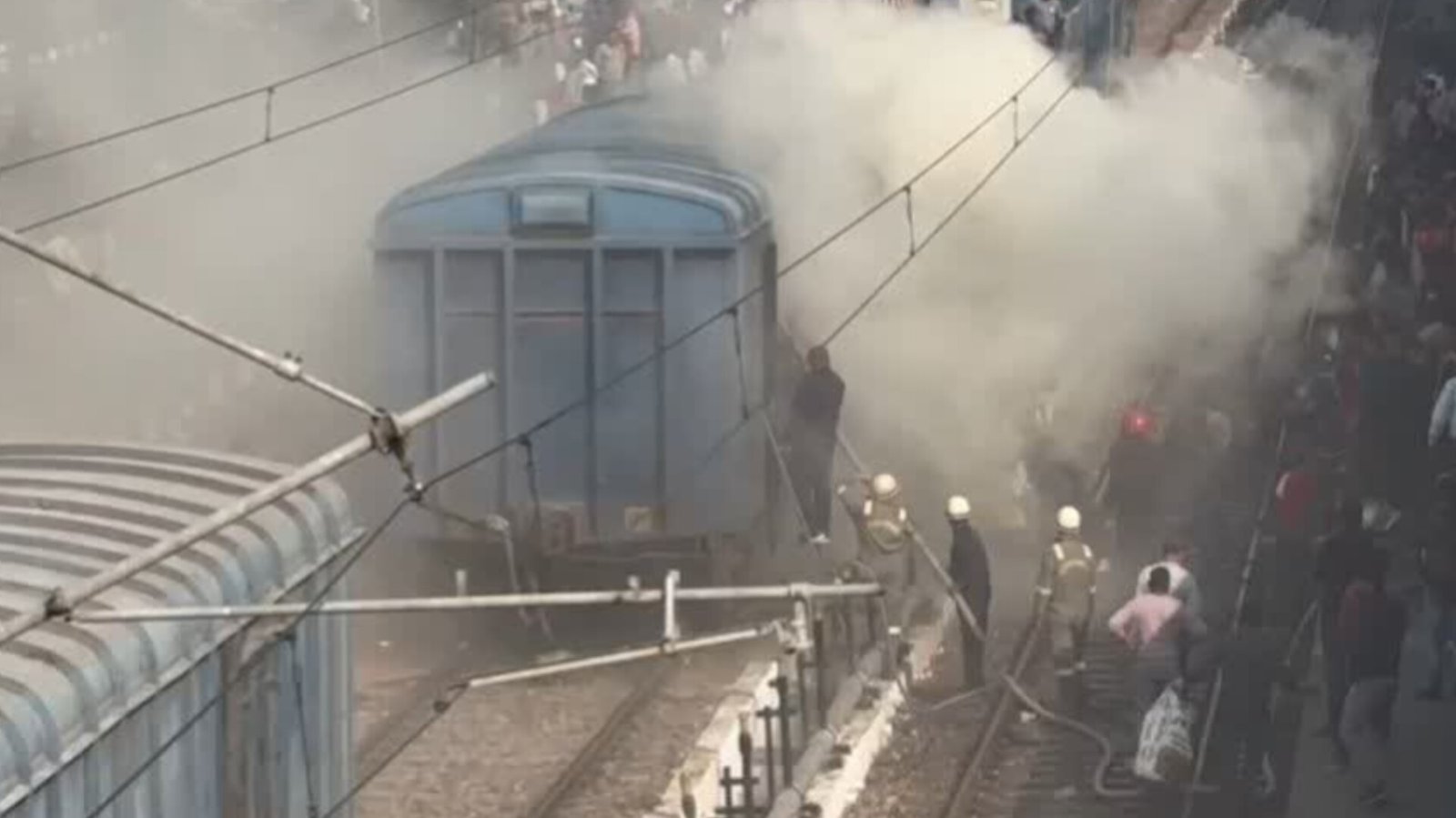 पंडित दीनदयाल उपाध्याय जंक्शन के डीएफसी लाइन पर खड़ी मालगाड़ी के डिब्बे में लगी आग: मचा हड़कंप, फायर ब्रिगेड कर्मियों ने आग पर पाया काबू