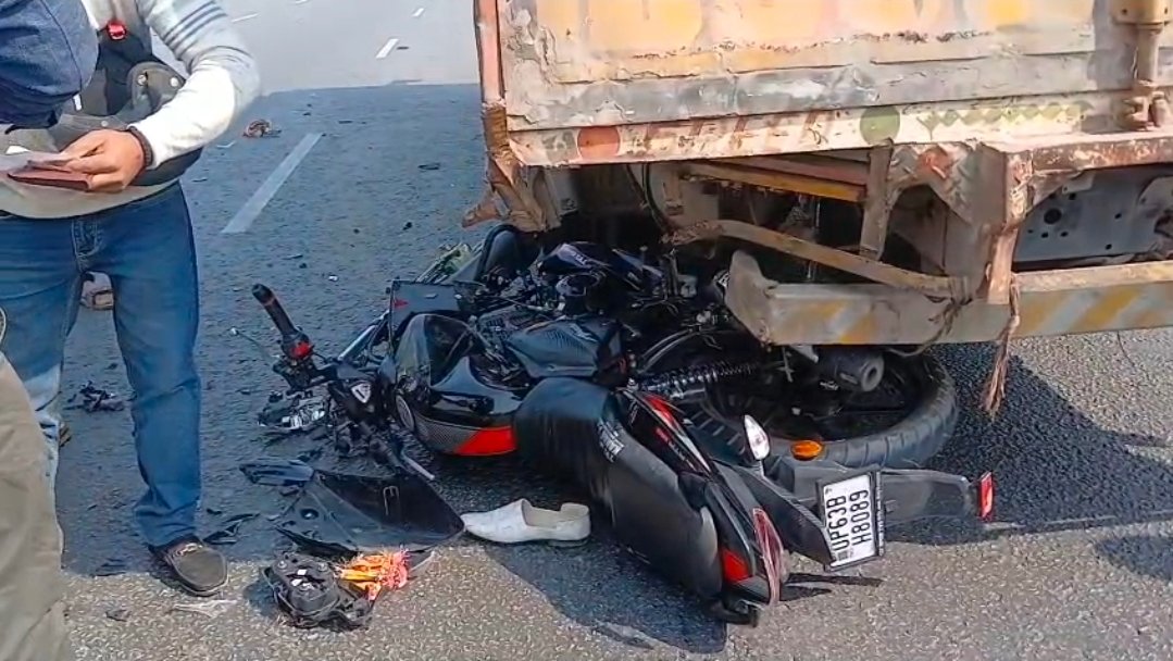 चंदौली में दर्दनाक हादसा : रील बनाते समय बेकाबू मोटरसाइकिल कंटेनर में घुसी, एक की मौत, दूसरा गंभीर, ट्रामा सेंटर रेफर