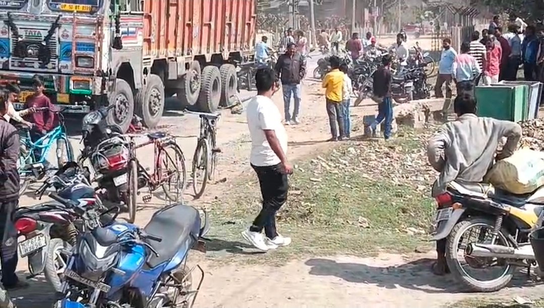 चंदौली में ट्रक से कुचलकर साइकिल सवार युवक की मौत: महिला की हालत गंभीर, बाजार जाते समय हुआ हादसा, परिजनों ने रोड जाम कर किया हंगामा