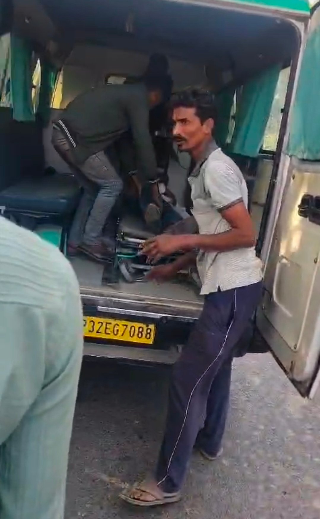 चंदौली में तेज रफ्तार बाइक सवार दीवार से टकराए: एक की मौत, दूसरा गंभीर रूप से घायल, सकलडीहा सीएससी केंद्र से जिला अस्पताल रेफर