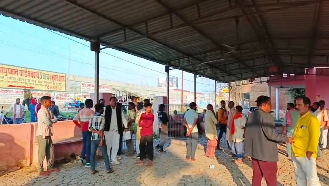 चंदौली में बाइकों की आमने-सामने टक्कर में एक की मौत: दो की हालत गंभीर, जिला अस्पताल पर जुटी लोगों की भीड़