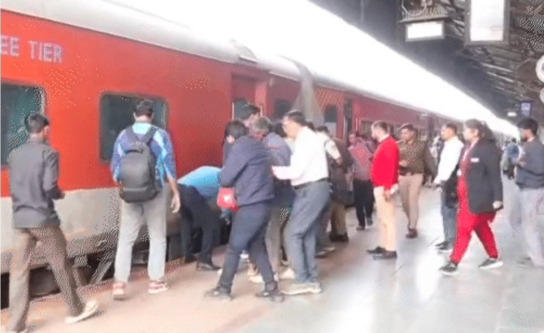 पंडित दीनदयाल जंक्शन पर हादसा: चलती ट्रेन से गिरकर वृद्ध की मौत, डीडीयू जीआरपी शव को पोस्टमार्टम को भेजा