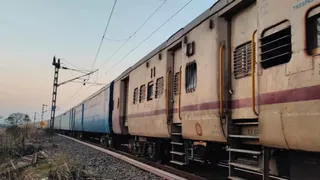 पंडित दीनदयाल उपाध्याय-प्रयागराज रेलखंड पर ओएचई वायर टूटा: 4 घंटे तक बाधित रहा परिचालन, स्टेशन और यार्ड में ट्रेनें खड़ी रही